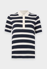 Πολο μπλουζάκι με μπλε ναυτικό και λευκές οριζόντιες ρίγες, κοντά μανίκια, λευκό γιακά και πλακέτα με τέσσερα κουμπιά.