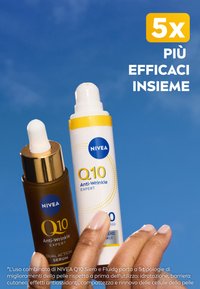 Siero e fluido NIVEA Q10 Anti-Wrinkle Expert in bottiglie marroni e bianche. Il siero ha un contagocce; il fluido presenta un erogatore a pompa.