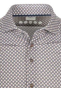 Overhemd met knoopsluiting en een geometrisch patroon in bruin, marineblauw en crème. Gemaakt van katoen, met een standaard kraag en bruine knopen.