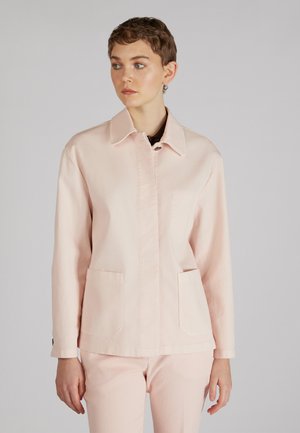 Rosa, leichte Jacke mit Kragen, vorderem Druckknopfverschluss und zwei aufgesetzten Taschen. Glatte Textur und taillierte Passform.