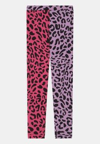 Leggings com um design dividido, com um lado em rosa vibrante e o outro em roxo claro, ambos adornados com um padrão de leopardo preto.