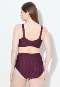 Bordeauxfarvet undertøjsæt med stribet design. Bh'en har justerbare stropper og lukning med hægter; trusser med høj talje og blød tekstur.