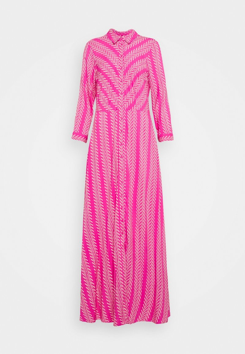 Lange roze jurk met een visgraatpatroon in het wit, met een kraaghals en lange mouwen. Vloeiende stof.