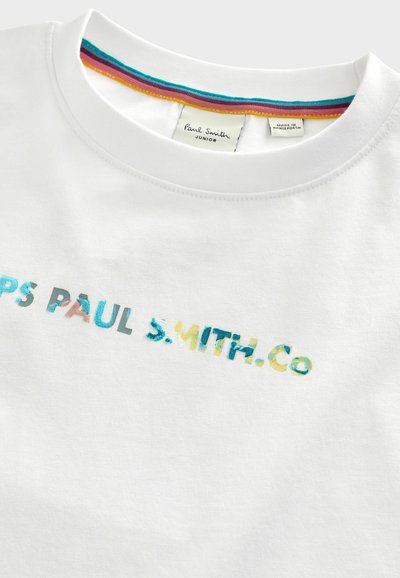 Valge puuvillane T-särk ümmarguse kaelusega, mille ees on mitmevärviline "PS PAUL SMITH.Co" teksti disain.