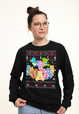 Czarna bluza z kolorowymi, kreskówkowymi niedźwiedziami na przodzie, z motywem bożonarodzeniowym, w tym sercami, płatkami śniegu i świątecznymi akcentami.