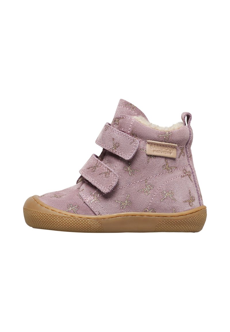 Scarpina per bambina di colore rosa con due cinturini in velcro, motivi a fiocchetto glitterati, interno morbido e suola in gomma marrone.