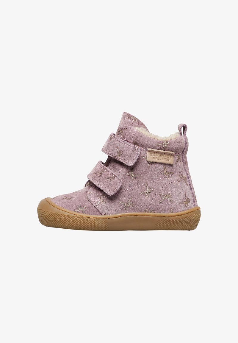 Scarpina per bambina di colore rosa con due cinturini in velcro, motivi a fiocchetto glitterati, interno morbido e suola in gomma marrone.