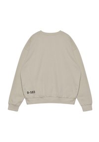 Felpa beige chiaro con scollo rotondo, spalle abbassate, polsini e orlo a coste. Presenta la scritta nera "B-583" sul lato inferiore.