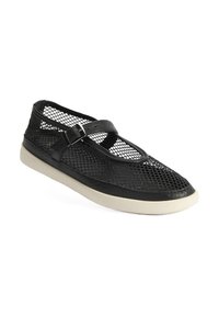 Schwarze Mesh-Schuhe mit einem Riemen und einer Schnalle, ausgestattet mit einem strukturierten Obermaterial und einer kontrastierenden weißen Sohle. Offenes Design für Atmungsaktivität.
