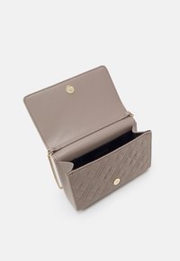 Béžová prošívaná peněženka se zlatým zapínáním na cvok a řetízkem. Vnitřek obsahuje několik přihrádek na karty a hotovost. Hladká textura.