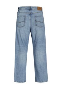 Lichtblauwe denim herenjeans met een rechte pijp, voorzien van twee achterzakken en subtiele stikseldetails.