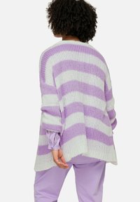 Gestreifter Strickcardigan in Weiß und Lavendel, mit weitem Bootsausschnitt, lockerer Passform, markanten horizontalen Streifen und leicht längerem Rückensaum.