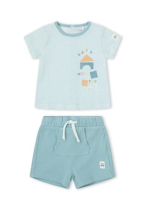 Camiseta de bebé de manga corta a rayas azul claro con formas de bloques divertidas y texto "Playing with you", combinada con pantalones cortos de color turquesa claro con bolsillos delanteros acanalados.