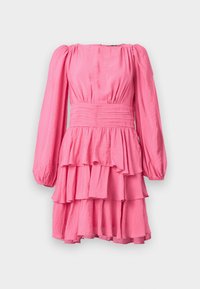 Rosa klänning med långa puffärmar, strukturerad tyg, elastiskt midjeband och lager av volanger i kjolen. Framträdande färg och flödande design.