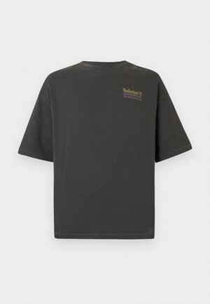 T-shirt Timberland gris foncé à manches courtes avec petit logo texte jaune et rouge sur le haut gauche de la poitrine.