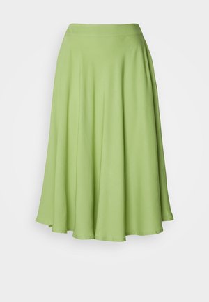 Jupe midi en forme A en tissu vert vif. Texture lisse avec une taille large et une silhouette fluide.