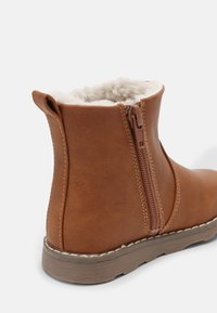 Friboo Botas clássicas de cano curto - cognac