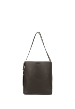 Donkere bruin leren schoudertas met een brede band, rechthoekige vorm en een subtiele, gegraveerde merknaam aan de voorkant.