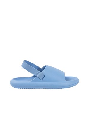 Sandalia azul claro con puntera abierta, suela acolchada y correa trasera ajustable, diseñada para uso casual.