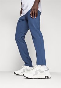 TravisMathew TECH CHINO - Trousers - dress blues