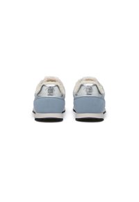 Sneaker azzurri con dettagli in argento, rivestimento in shearling e suole in gomma nera, caratterizzati da un design minimalista e chiusura con lacci.
