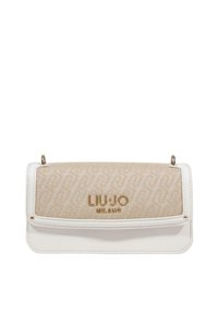 Bolso blanco con base de cuero suave y solapa de tela beige con un patrón texturizado; detalles de logotipo dorado se muestran de forma prominente.