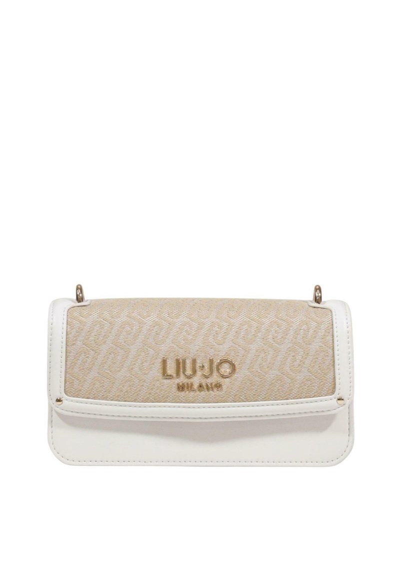 Bolso blanco con base de cuero suave y solapa de tela beige con un patrón texturizado; detalles de logotipo dorado se muestran de forma prominente.