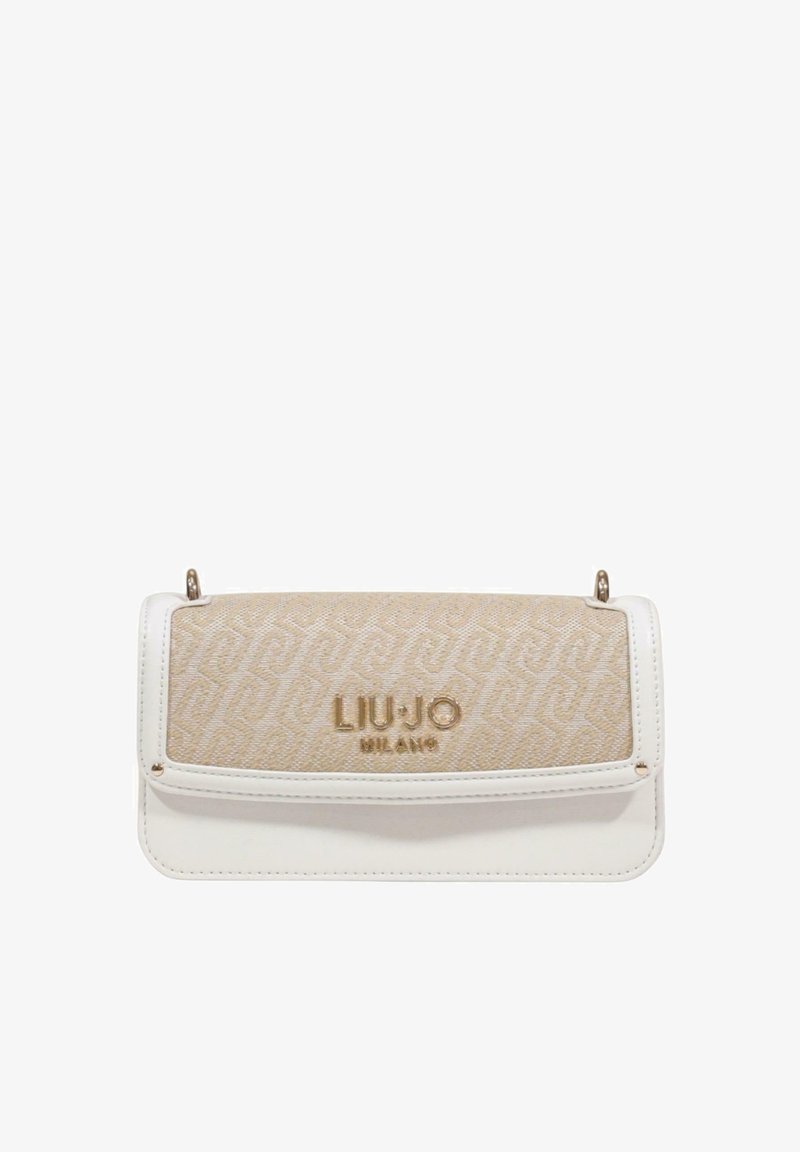 Bolso blanco con base de cuero suave y solapa de tela beige con un patrón texturizado; detalles de logotipo dorado se muestran de forma prominente.