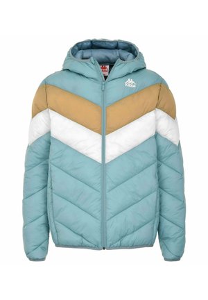 Giacca imbottita di colore azzurro chiaro con cappuccio. Presenta blocchi di colore a forma di chevron in marrone chiaro, bianco e blu scuro. Chiusura con zip frontale e texture trapuntata.