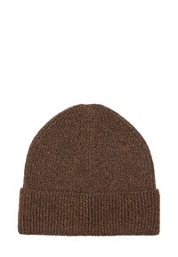 Brązowa dziergana czapka z prążkowanym mankietem, wykonana z teksturowanej włóczki. Góra jest lekko zaokrąglona, zapewniając dopasowanie i ciepło.