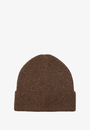 Brązowa dziergana czapka z prążkowanym mankietem, wykonana z teksturowanej włóczki. Góra jest lekko zaokrąglona, zapewniając dopasowanie i ciepło.