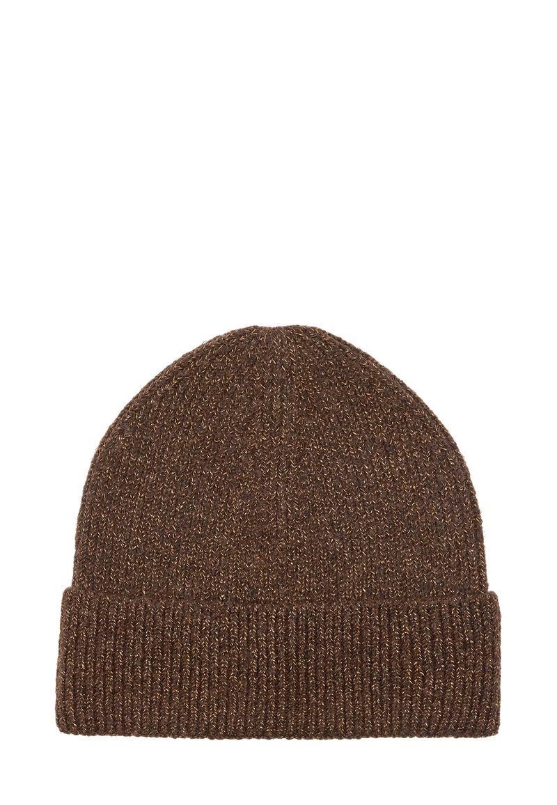 Brązowa dziergana czapka z prążkowanym mankietem, wykonana z teksturowanej włóczki. Góra jest lekko zaokrąglona, zapewniając dopasowanie i ciepło.