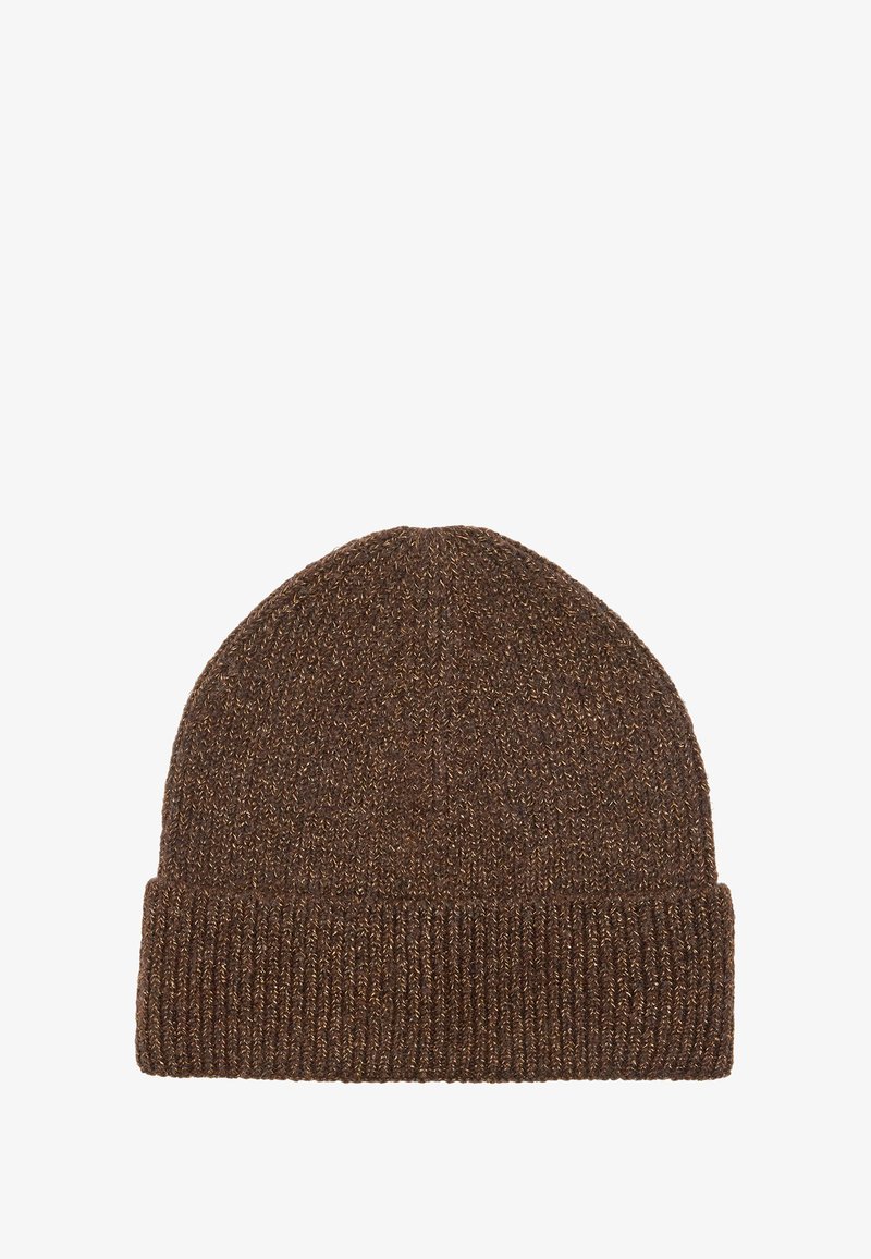 Brązowa dziergana czapka z prążkowanym mankietem, wykonana z teksturowanej włóczki. Góra jest lekko zaokrąglona, zapewniając dopasowanie i ciepło.