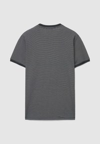 T-shirt à manches courtes gris foncé avec des rayures horizontales blanches, doté d'un col rond et de finitions contrastantes gris foncé aux manches et au col.