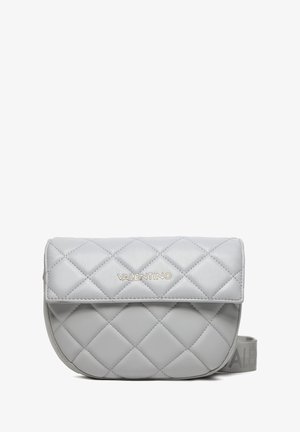 Sac bandoulière matelassé en cuir gris clair Valentino avec rabat et sangle en tissu à logo partiellement visible sur fond blanc.