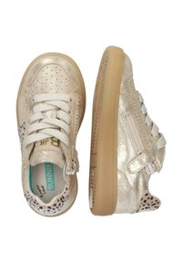 Metallische gouden sneakers met gestructureerde accenten, voorzien van witte veters, een zijrits en een gevlekt patroon aan de achterkant. Flexibele rubberen zool.