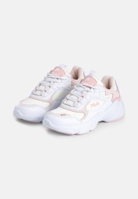 Sneakers bianchi con dettagli rosa, caratterizzati da una tomaia in mesh e sintetico, colletto imbottito e suola in gomma testurizzata. I lacci sono di un grigio chiaro.
