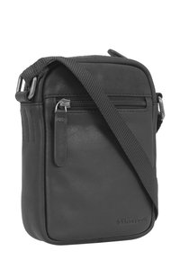 Borsa crossbody nera in pelle con forma rettangolare, tasca frontale con zip e strap in tessuto regolabile. Presenta un design minimalista e una texture liscia.
