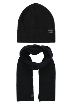 Chapeau noir en beanie avec un revers et un motif tricoté texturé, associé à une écharpe noire assortie avec un design tissé lisse.