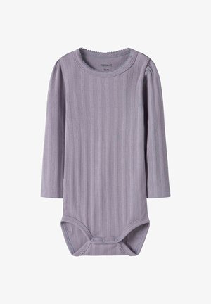 Lange mouwen babyrompertje in licht lavendel met geribbelde textuur, geschulpte hals en drukknoopsluiting aan de onderkant. Zachte, rekbare stof.