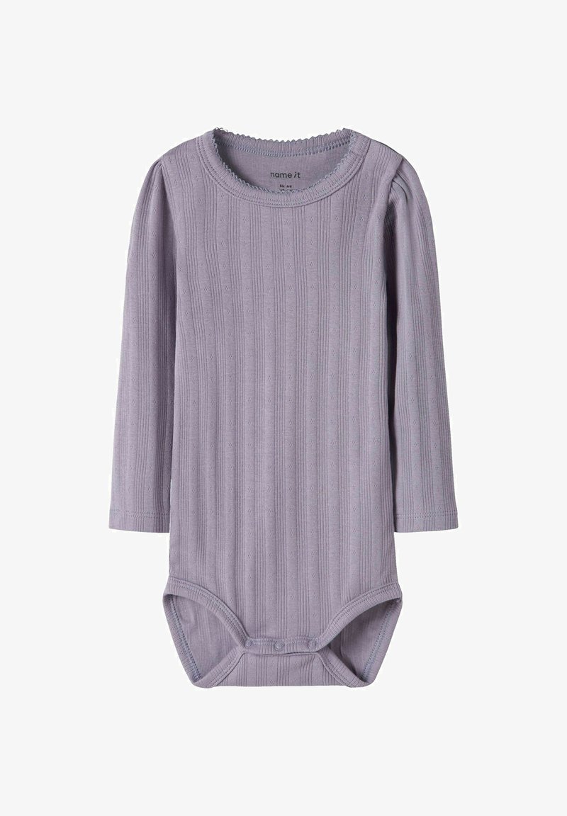 Body bébé à manches longues de couleur lavande claire avec une texture côtelée, un col festonné et une fermeture à pression au bas. Tissu doux et extensible.