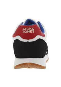 Baskets blanches avec talon en daim noir, accents rouges et bleus. Présente un patch arrière texturé avec le logo "JACK & JONES" en argent.