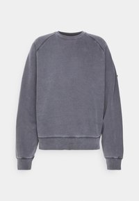 Sudadera gris con cuello redondo acanalado, tejido texturizado, mangas largas de raglán y puños en el dobladillo; diseño minimalista sin gráficos ni adornos.