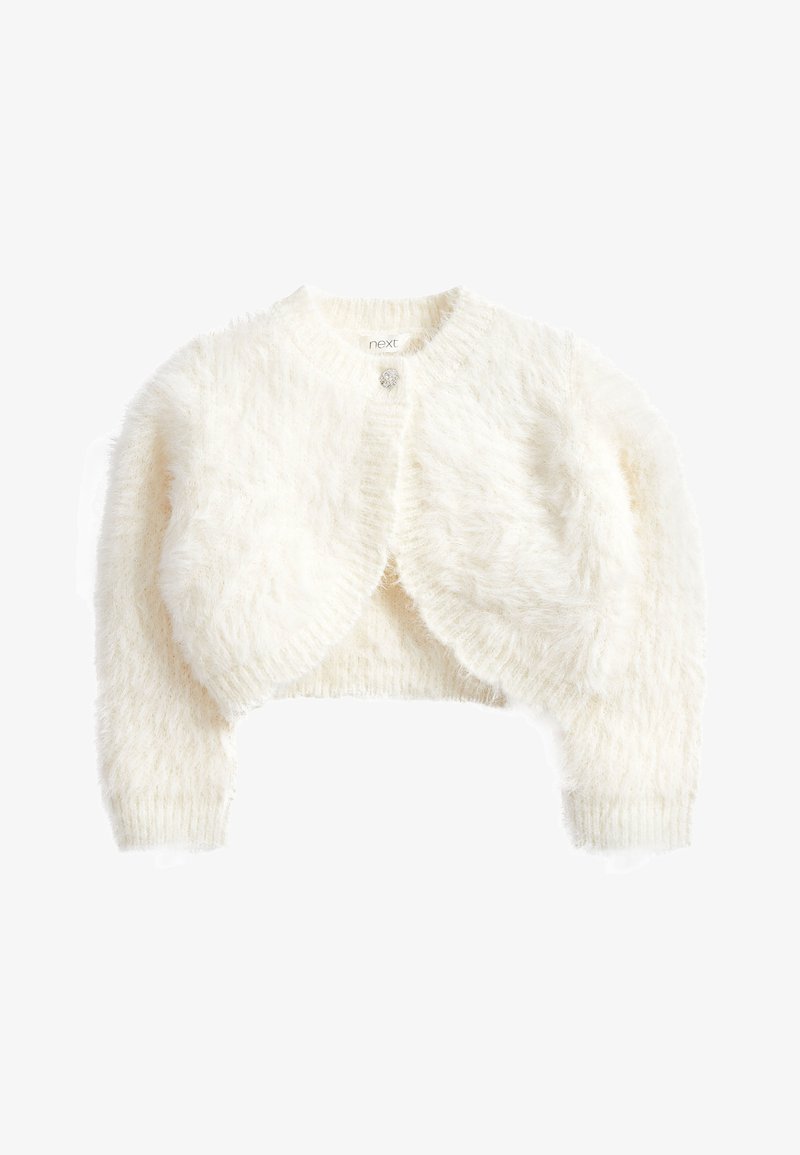 Hvid, kort cardigan med en fluffy tekstur, rund halsudskæring og lange ærmer. Fastgjort foran med en enkelt dekorativ knap.