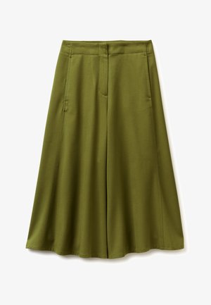 Olijfgroene wijde broek met voornaaddetails, zijzakken en een aansluitende tailleband, weergegeven op een witte achtergrond.