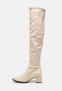 Botas beige hasta la rodilla con un acabado de satén suave y tacón cuadrado, que cuentan con un diseño ajustado y puntera afilada.