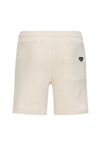 Helle beigen Shorts mit einer strukturierten Webart, ausgestattet mit einer Gesäßtasche und einem kleinen Logotag an der Seite. Mittellange Beinform, lässiges Design.