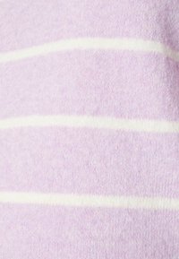 Fioletowa dzianina z miękką fakturą i poziomymi białymi paskami. Materiał ma lekko puszysty wygląd.