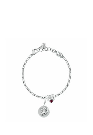 Bracciale a catena in argento con ciondolo a forma di cuore con una gemma rossa e un pendente rotondo inciso con un cherubino che tiene arco e freccia.