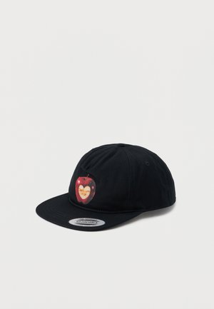 Casquette de baseball noire ajustable avec un graphisme de pomme rouge comportant une morsure en forme de cœur et un texte blanc à l'intérieur de la pomme.